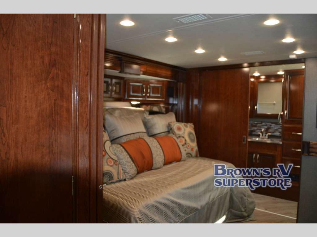 FLEETWOOD RV PACE ARROW LXE Bedroom